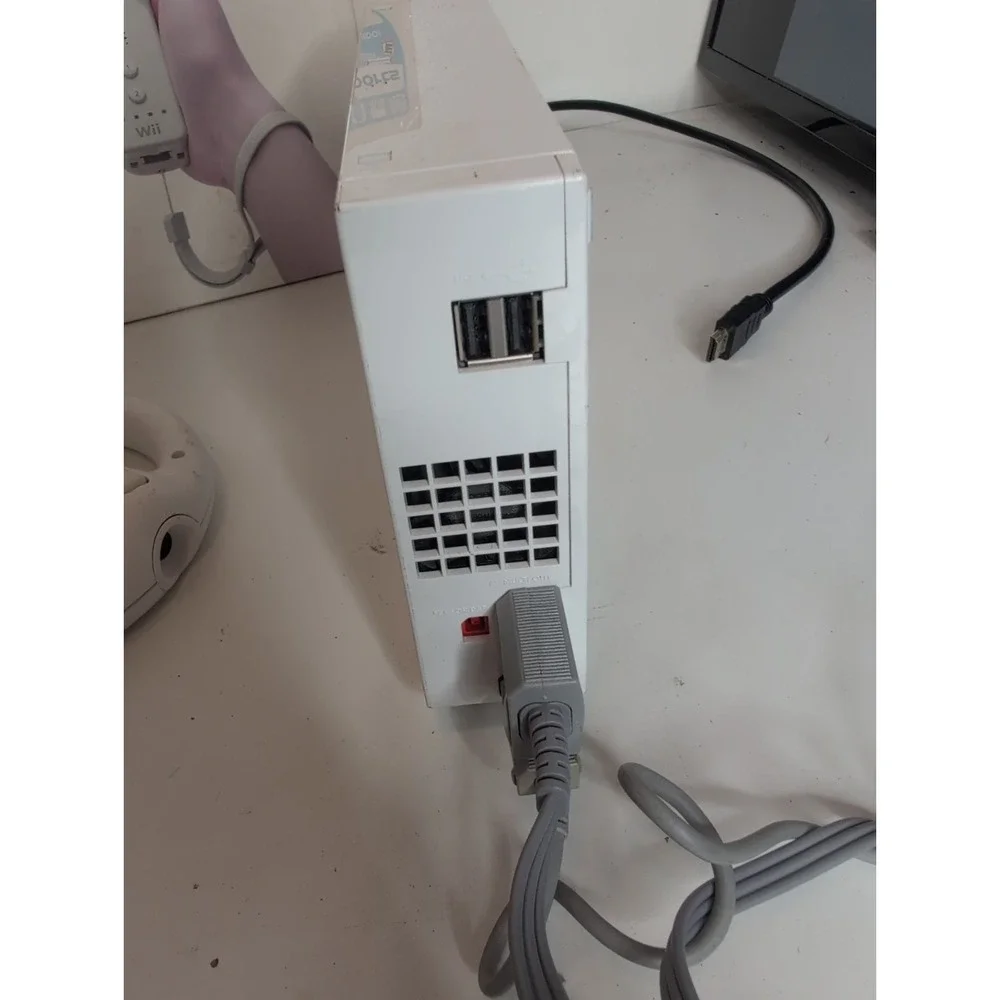 Nintendo RVL-101 Wii Console White w/ Box Controller Nunchuck Wheel And Wires
